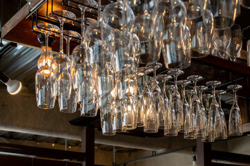 ワイン グラス ホルダーに吊り下げられたワイングラスとシャンパングラス