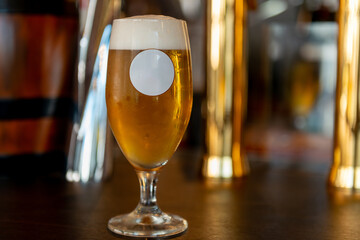 グラスに注がれたビール