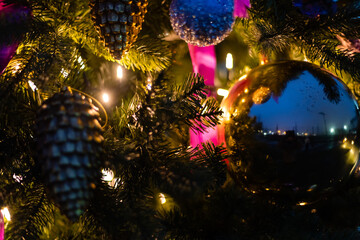 Obraz na płótnie Canvas Christmas decorations : purple ball hanging on branch of fir tree