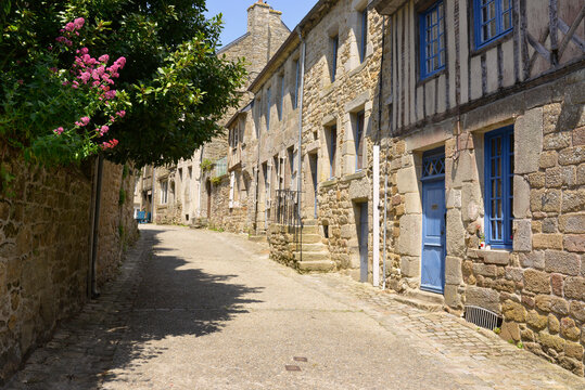 Rue du Docteur Sagory fleurie et lumineuse aux maisons en pierres &agrave; Moncontour (22510), d&eacute;partement des C&ocirc;tes-d'Armor en r&eacute;gion Bretagne, France
