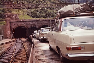 Autozug am Nordportal des Gotthardtunnels in den 60ern, mit einem Opel Rekord A von hinten.
