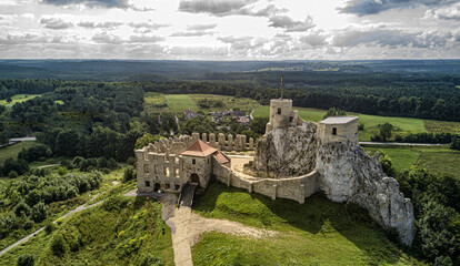Polski zamek w Rabsztynie, jura południowa, szlak orlich gniazd, zdjęcie z drona - obrazy, fototapety, plakaty