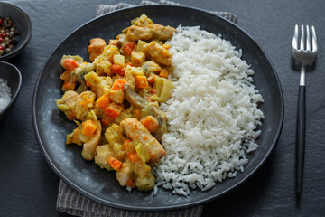 Chicken breast chunks with vegetables and rice
