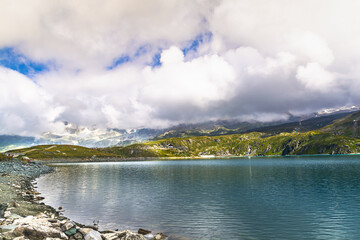 Il lago Goillet, bacino artificiale ai piedi del Cervino la cui diga venne realizzata in un decennio