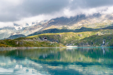 Il lago Goillet, bacino artificiale ai piedi del Cervino la cui diga venne realizzata in un decennio