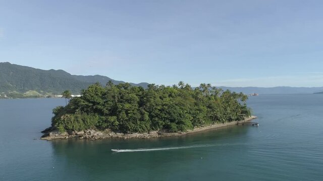 Barco passando em frente a Ilha das cabras em Ilhabela 