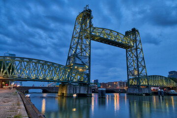 Naklejka premium Historische Klappbrücke in Rotterdam mit Beleuchtung