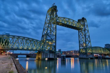 Foto auf Acrylglas Historische Klappbrücke in Rotterdam mit Beleuchtung © hespasoft