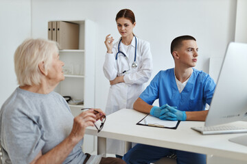 Obraz premium elderly woman at the hospital at the doctor's and nurse's appointment service