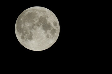 Obraz premium A full moon in a dark black sky over Camp Verde, Yavapai County, Arizona.