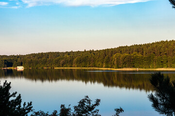Jezioro Pluszne podczas pięknego poranka.