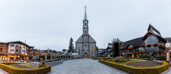 Panorama da Igreja São Pedro Av. Borges de Medeiros - Centro, Gramado - RS em um dia de inverno
