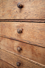 Détail de tiroirs d'une armoire ancienne en bois 