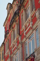 Obraz premium Red building in the street Sainta Catherina in Porto