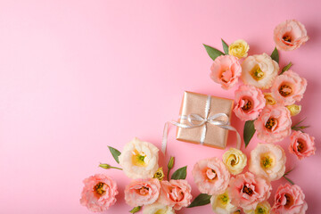 Fototapeta na wymiar flower arrangement and gift on colored background top view with place for text