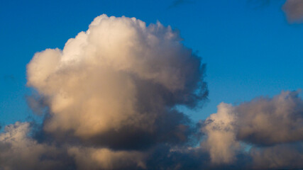 Temps cl&eacute;ment et serein, marqu&eacute; seulement par quelques passages de cumulus.  L'air pur rend le contour des nuages tr&egrave;s nets