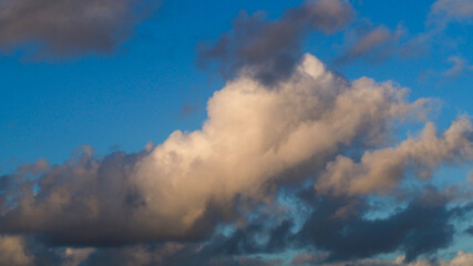 Naklejka na ściany i meble Temps clément et serein, marqué seulement par quelques passages de cumulus. L'air pur rend le contour des nuages très nets