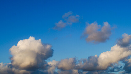 Temps clément et serein, marqué seulement par quelques passages de cumulus.  L'air pur rend le contour des nuages très nets