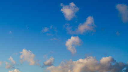 Temps clément et serein, marqué seulement par quelques passages de cumulus.  L'air pur rend le contour des nuages très nets