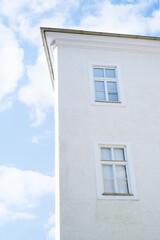 Hausfassade mit Fenstern unter blauem Himmel