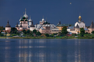 Fototapeta na wymiar view of the Rostov Kremlin from the lake Nero ( Rostov the Great, Russia)