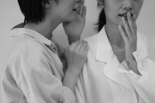 ひそひそ話する女性