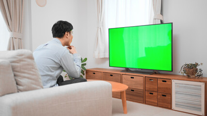 テレビを観る男性　クロマキー合成イメージ