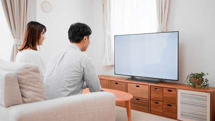 テレビを観る男女　はめ込み合成イメージ