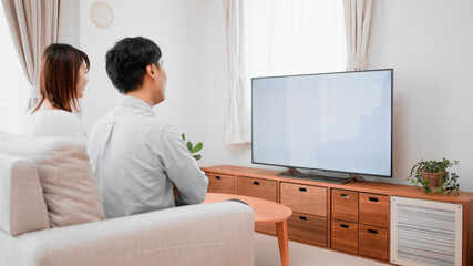 Fototapeta na wymiar テレビを観る男女　はめ込み合成イメージ