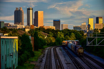 Obraz premium Atlanta landscape with architecture and railroad tracks at Sunset