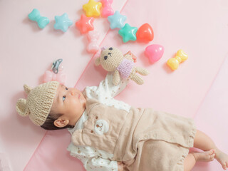 お気に入りのぬいぐるみを持つ赤ちゃん