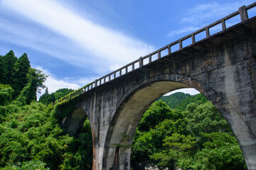 Fototapeta na wymiar 石橋と青空