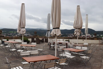 Leere Tische auf der Dachterrasse. Restaurant leer.