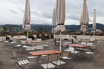 Leere Tische auf der Dachterrasse. Restaurant leer.