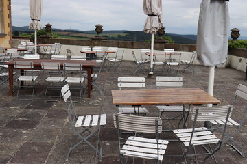Leere Tische auf der Dachterrasse. Restaurant leer.
