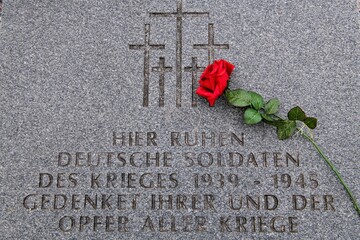 Ein Ort des Gedenkens - Anonyme Grabstätte mit einer Rose - Deutscher Soldatenfriedhof in Klaipeda, Litauen -   früher Memel in Ostpreußen - obrazy, fototapety, plakaty