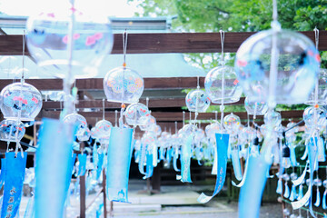 沢山の風鈴が風に揺れる景色　風鈴祭り