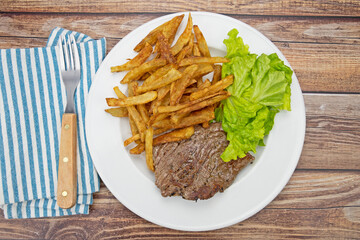 bavette de boeuf grillée et frites dans une assiette	