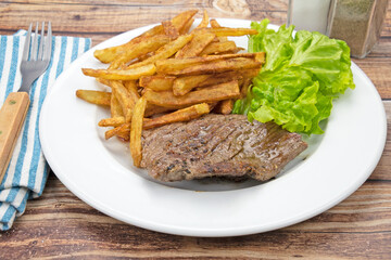 bavette de boeuf grillée et frites dans une assiette	