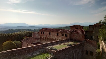 Belle vue aérienne depuis le haut de la forteresse de Montecarlo, Toscane, Italie.