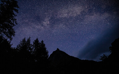 montagne nuit étoilée pause longue avec joli ciel en France dans les alpes 