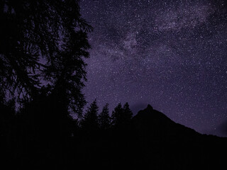 montagne nuit étoilée pause longue avec joli ciel en France dans les alpes 