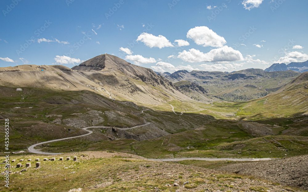 Wall mural paysage de montagne en france dans les alpes avec une jolie vue sur la route du col.