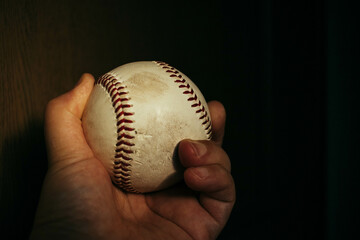野球の硬式ボールを掴む左手