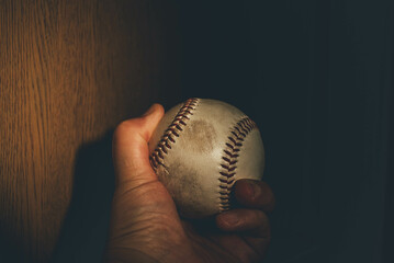 野球の硬式ボールを掴む左手