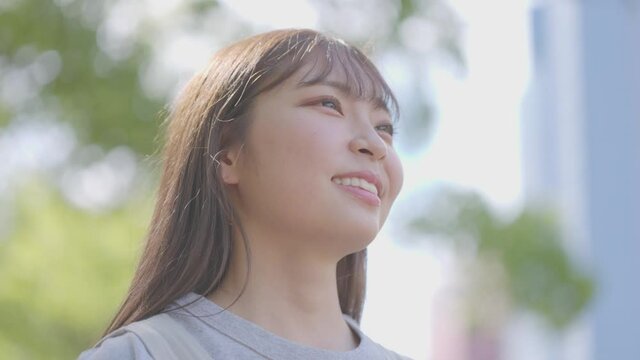 笑顔の若い女性