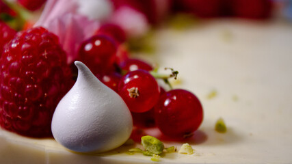 gros plan sur un gateau avec fruit rouges et meringue.