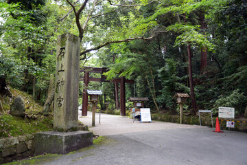 石上神社　参道　奈良県天理市