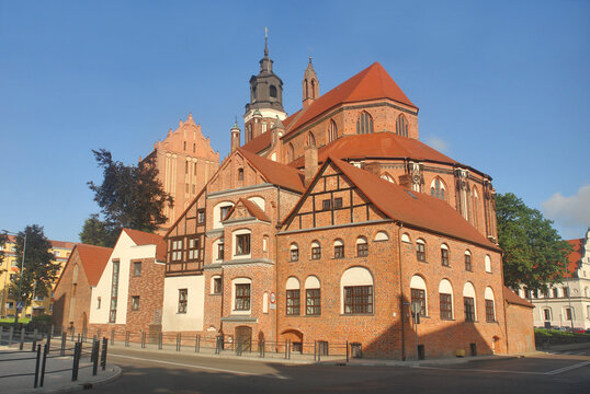 Kolegiata Najświętszej Maryi Panny Kr&oacute;lowej Świata w Stargardzie, Polska