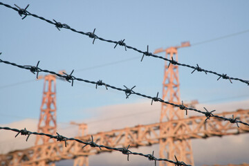 有刺鉄線と鉄塔